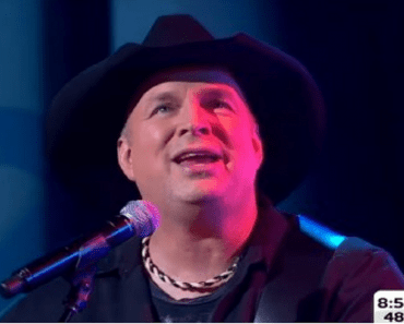 When Garth Brooks Debuted His New Song ‘Mom’, Everyone Was Moved To Tears