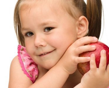 Her Little Girl Didn’t Share An Apple With Her For A Very Good Reason