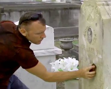 Man Honors Veterans By Cleaning Their Headstones